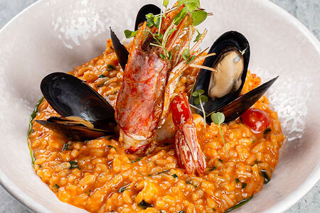 Ризотто с морепродуктами в томатном соусе