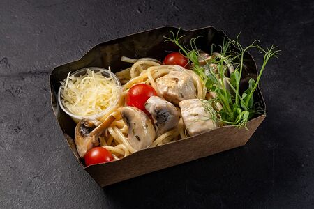 Паста с курицей и грибами
