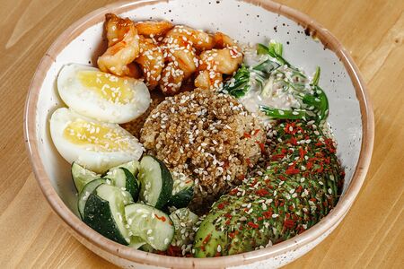 Боул с киноа и тигровой креветкой