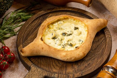 Лодочка с сыром сулугуни и дорблю