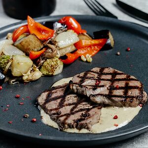 Медальоны из телятины с соусом из белых грибов и гарниром