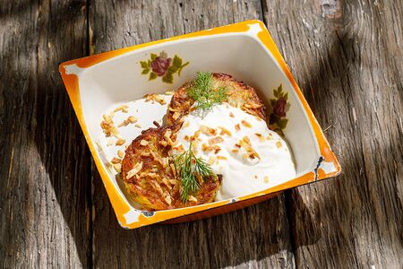 Драники со сметаной и щучьей икрой