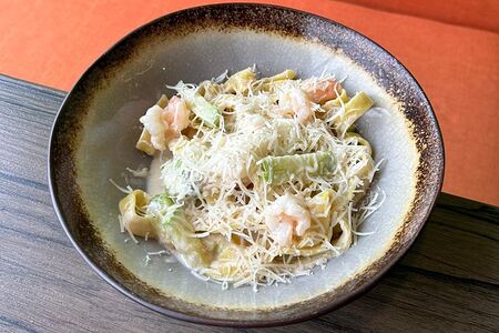 Паста с креветками и цукини в сливочном соусе