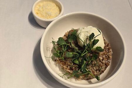 Гречка с яйцом пашот и пармезаном