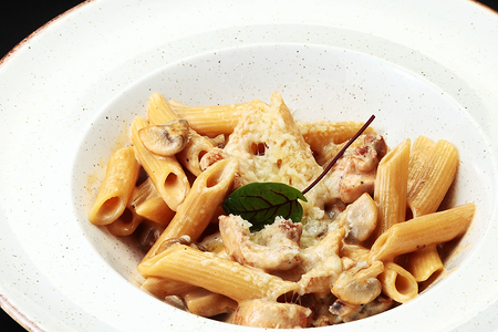Пенне с цыпленком портобелло