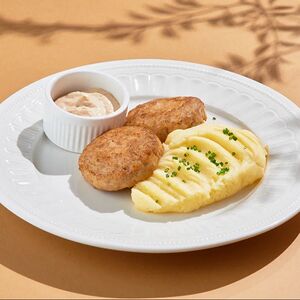 Куриные котлеты с пюре и соусом пармезан
