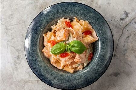 Паста с лососем и красной икрой