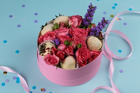 Клубника с цветами в коробке Мамуле