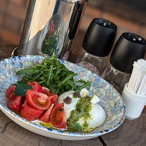 Буррата с узбекскими томатами 