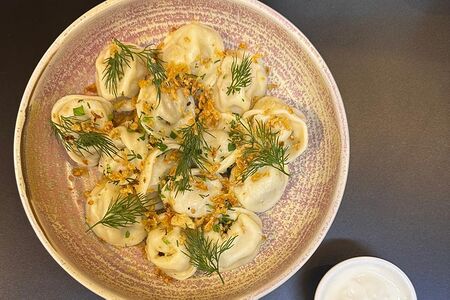 Пельмени индейка с луком и соусом 1000 островов 