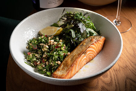 Лосось с салатом табуле