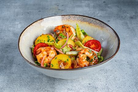 Салат с королевскими креветками