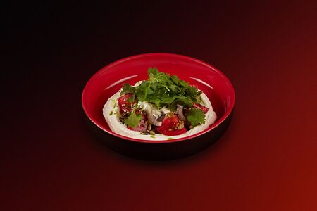 Салат с розовыми томатами и страчателлой