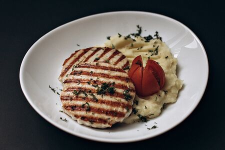 Котлетки из индейки с пюре и соусом из грибов