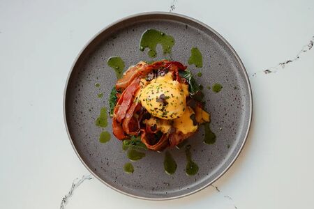 Драник с беконом и яйцом пашот