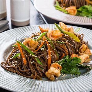 Гречневая лапша с креветками 