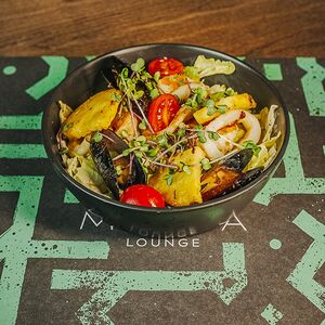 Салат с морепродуктами и ананасом