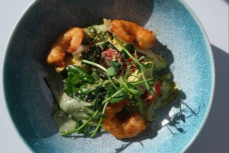 Салат с креветкой и авокадо