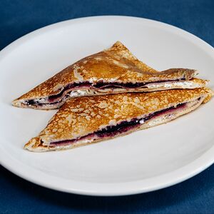 Блинчик с творогом и черникой