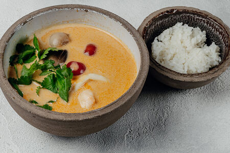 Том ям с морепродуктами