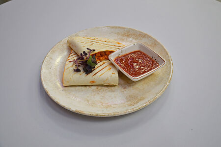 Кесадилья с овощами и свининой