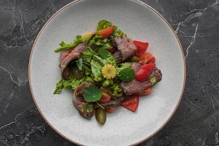 Острый салат с говядиной