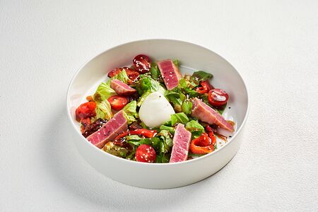 Салат с тунцом, печеным перцем и яйцом пашот