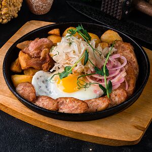 Сковородка с колбаской и картофелем