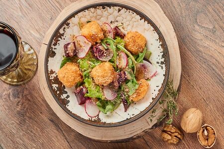 Салат с жареным сулугуни