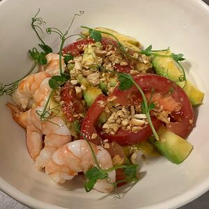 Томаты с авокадо, креветками и оливковым маслом