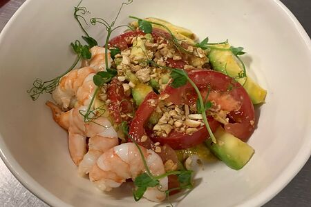 Томаты с авокадо, креветками и оливковым маслом