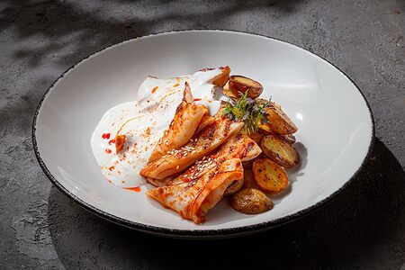 Кальмар гриль с картофелем бейби