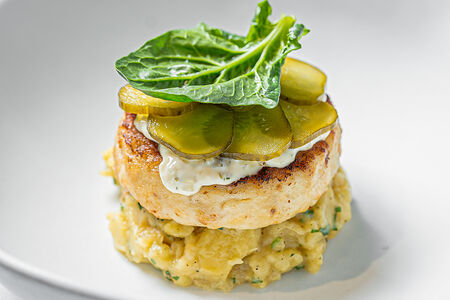 Котлета из щуки с толченым картофелем и соусом тартар 
