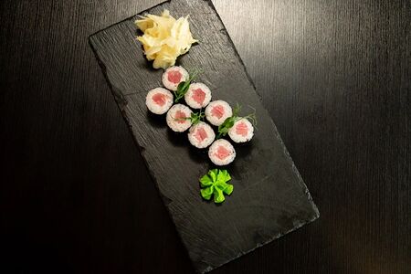 Ролл с тунцом