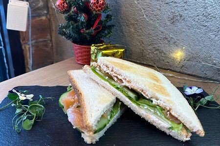 Сэндвич с лососем и творожным сыром