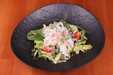 Легкий салат со снежным крабом