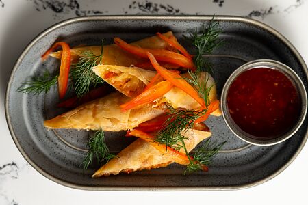 Спринг-роллы с овощами и раковыми шейками