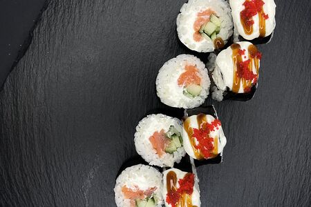 Ролл с лососем и сливочным муссом 	