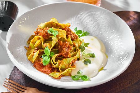 Паппарделле с ягненком и муссом из пармезана