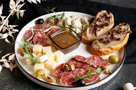 Тарелка к вину