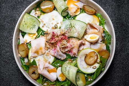 Микс-салат с копченой индейкой