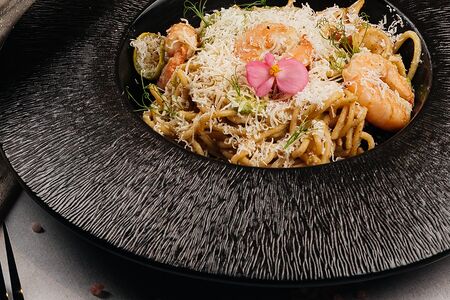 Паста с креветками в сливочно-базиликовом соусе