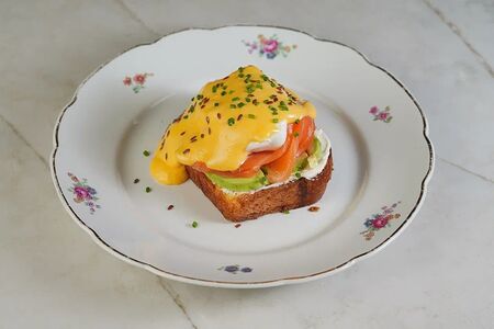 Бриошь с лососем, авокадо и яйцом пашот