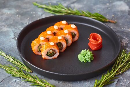 Ролл Калифорния в масаго с лососем