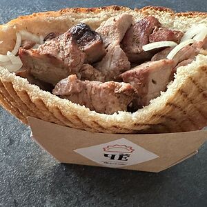 Шашлык из свинины в горячей булке