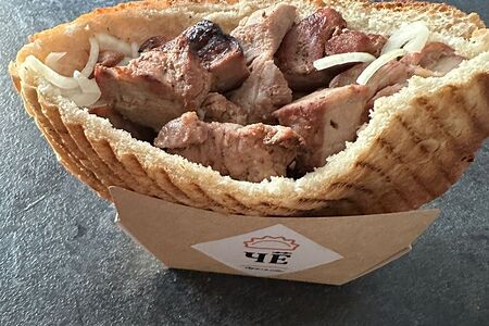 Шашлык из свинины в горячей булке