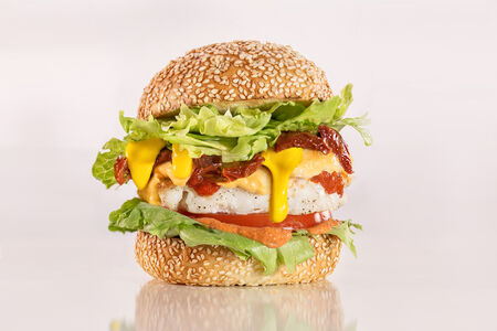 Бургер со стейком из трески