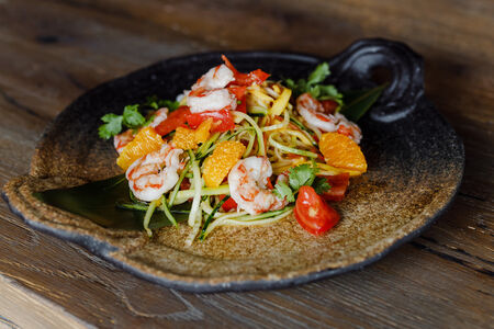 Салат с креветками су-вид, манго и апельсином