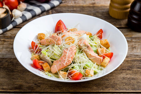 Салат Цезарь с лососем