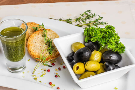 Ассорти из оливок и маслин